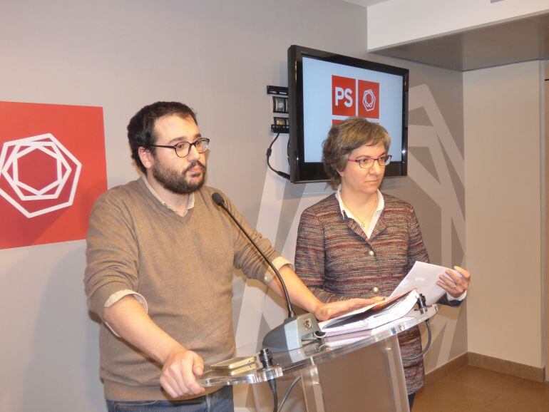 El secretari d'organització del PS, Carles Sánchez, i la vocal de l'executiva, Cèlia Vendrell, en la roda de premsa de presentació del procés de primàries del partit per escollir el candidat a cap de Govern de la formació a les properes eleccions generals