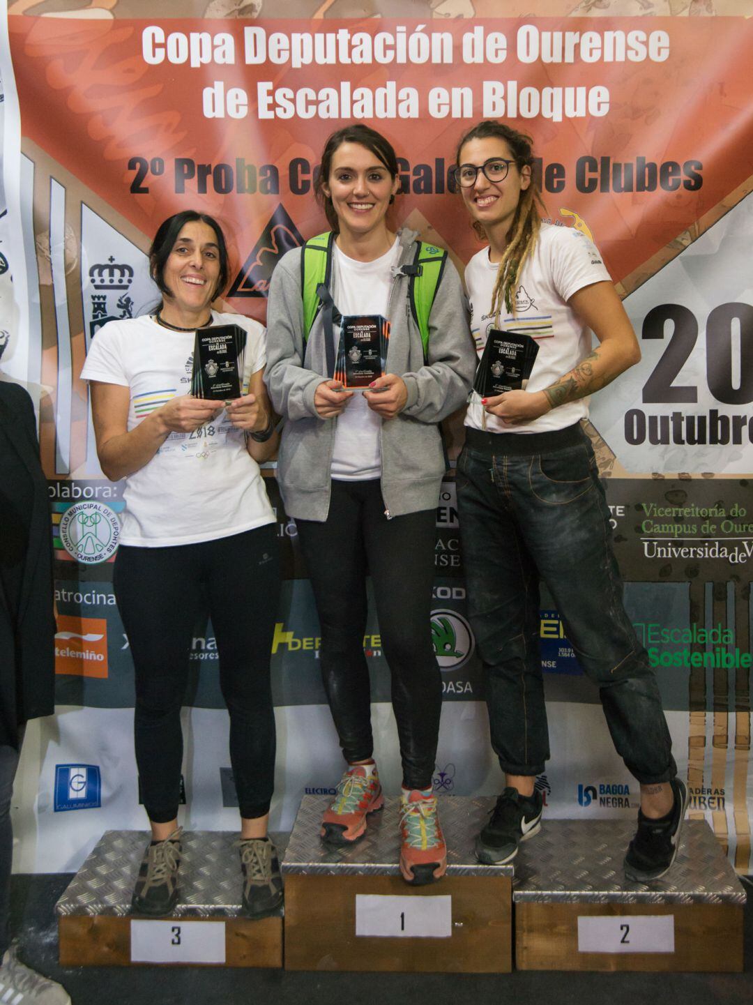 En el podio de la Primera Copa Diputación femenina absoluta de escalada en bloque, Campeona, Lucía Sousa, Subcampeona, Thais López y Tercera, Pilu Vázquez..