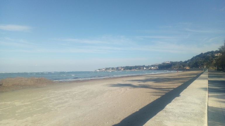 Imagen de la playa de la Marineta Cassiana, antes de Semana Santa.