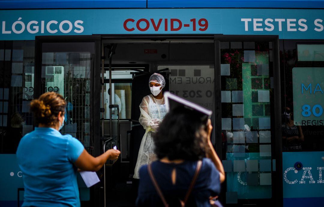 Una enfermera va llamando a la gente para hacer una PCR en Lisboa