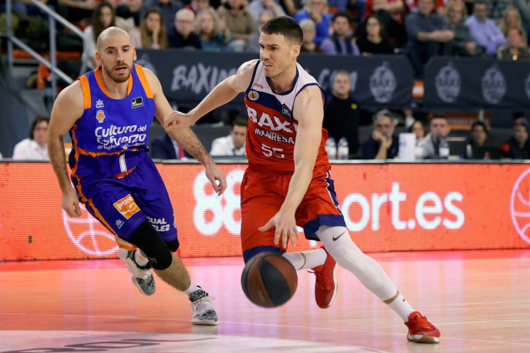 El base Dani Pérez del Baxi Manresa, conduce el balón ante la defensa del base Quino Colom del Valencia Basket