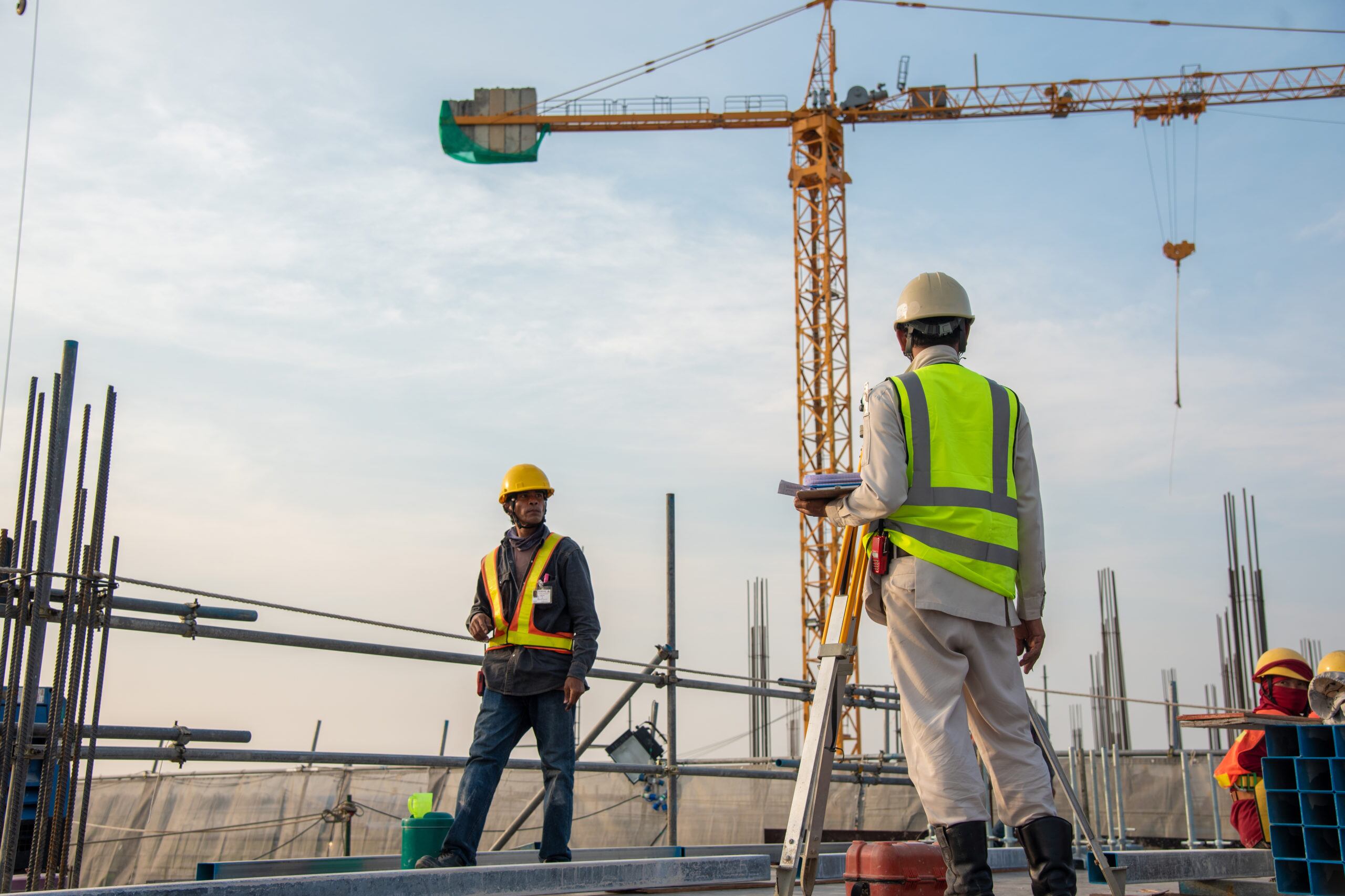 Varios trabajadores en una obra.