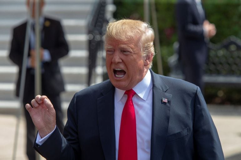 El presidente estadounidense, Donald Trump, conversa con miembros de la prensa antes de subir al avión presidencial en la Casa Blanca.