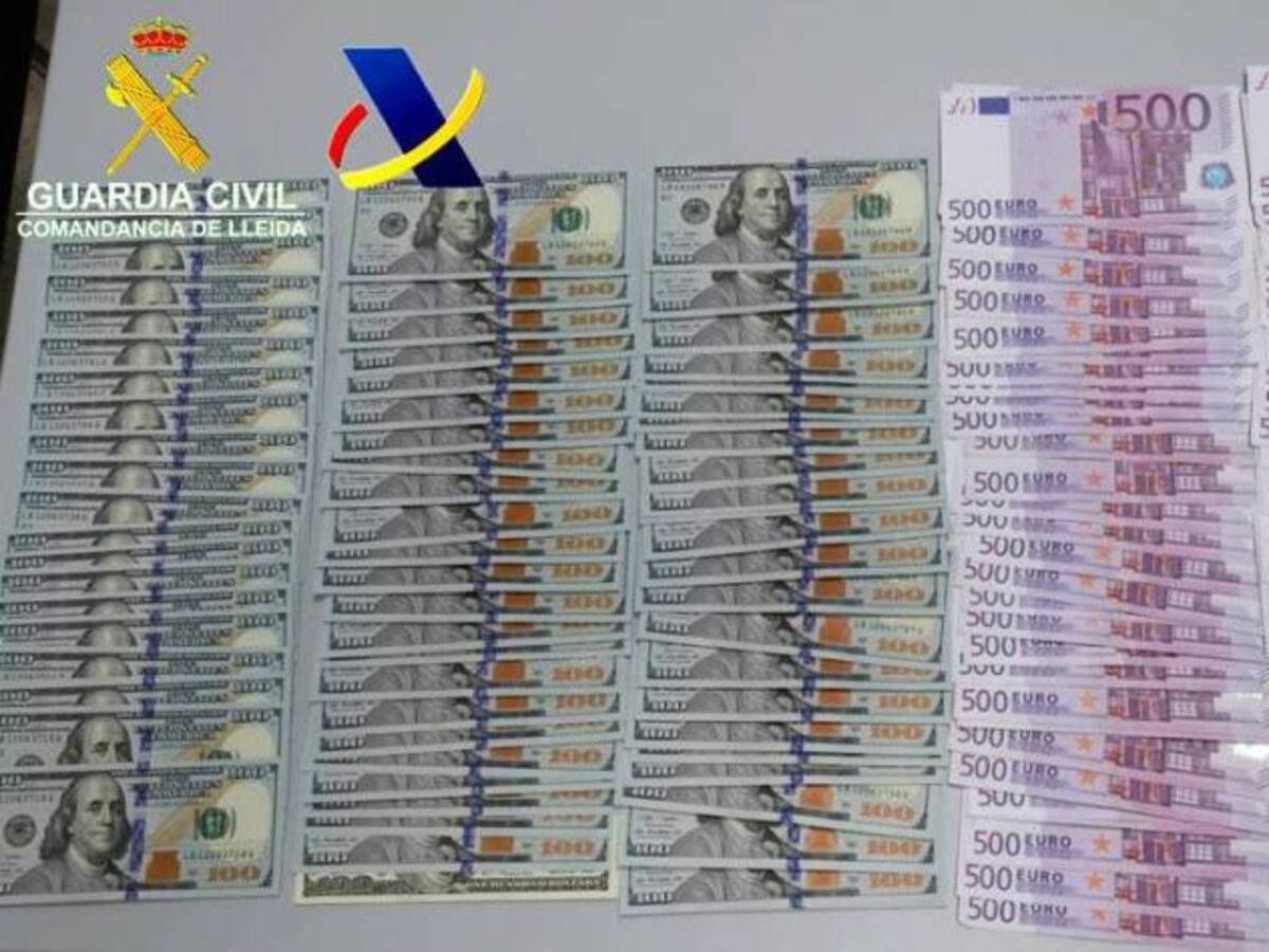 Decomissen més de 30.000 euros i 17.000 dòlars a la duana de la Farga