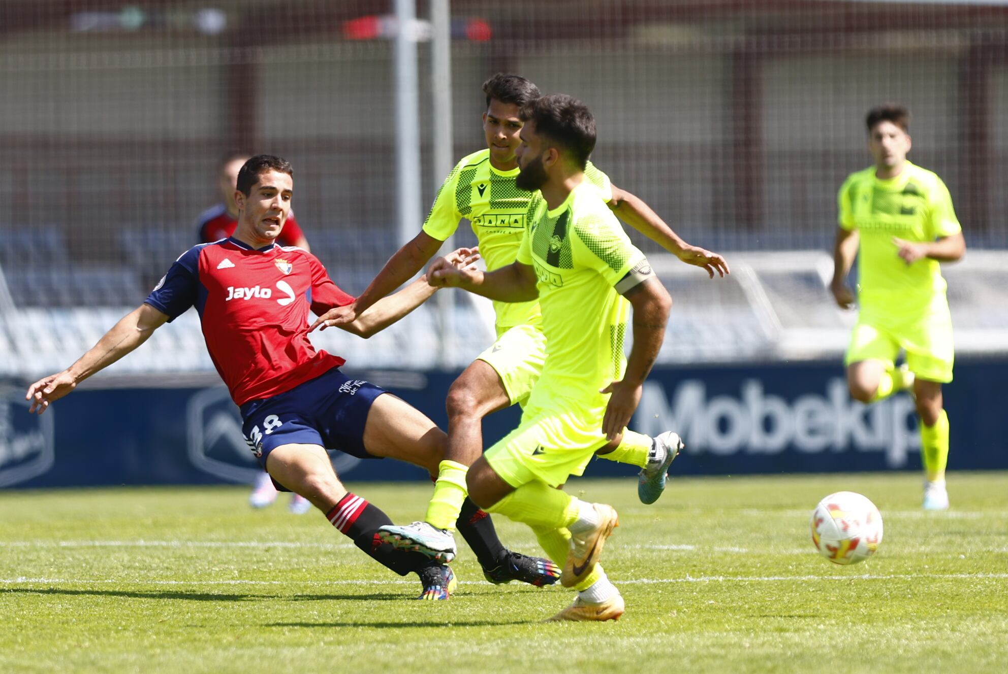 Álvaro Pérez, jugador del Intercity frente a Osasuna Promesas, en las instalaciones de Tajonar