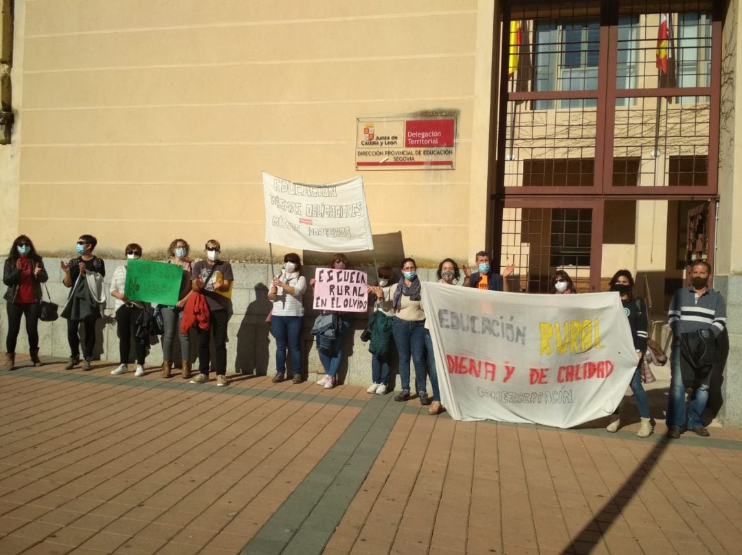 Padres de Gomezserracín se concentran a las puertas de la Dirección Provincial de Educación para reclamar un profesor más