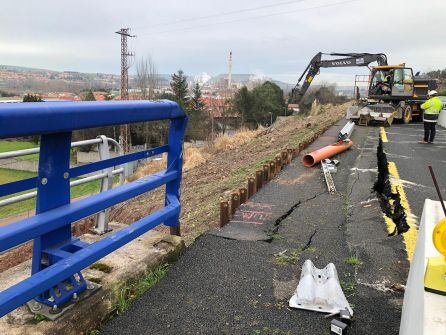 Los técnicos de Fomento confían en que la grieta no vaya a más con los trabajos que están haciendo para asegurar el arcén.