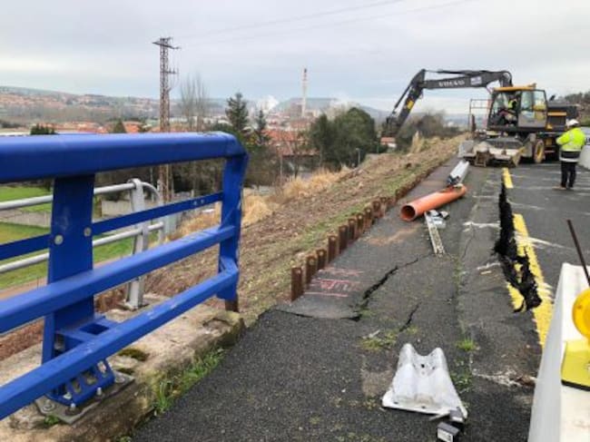 Los técnicos de Fomento confían en que la grieta no vaya a más con los trabajos que están haciendo para asegurar el arcén.