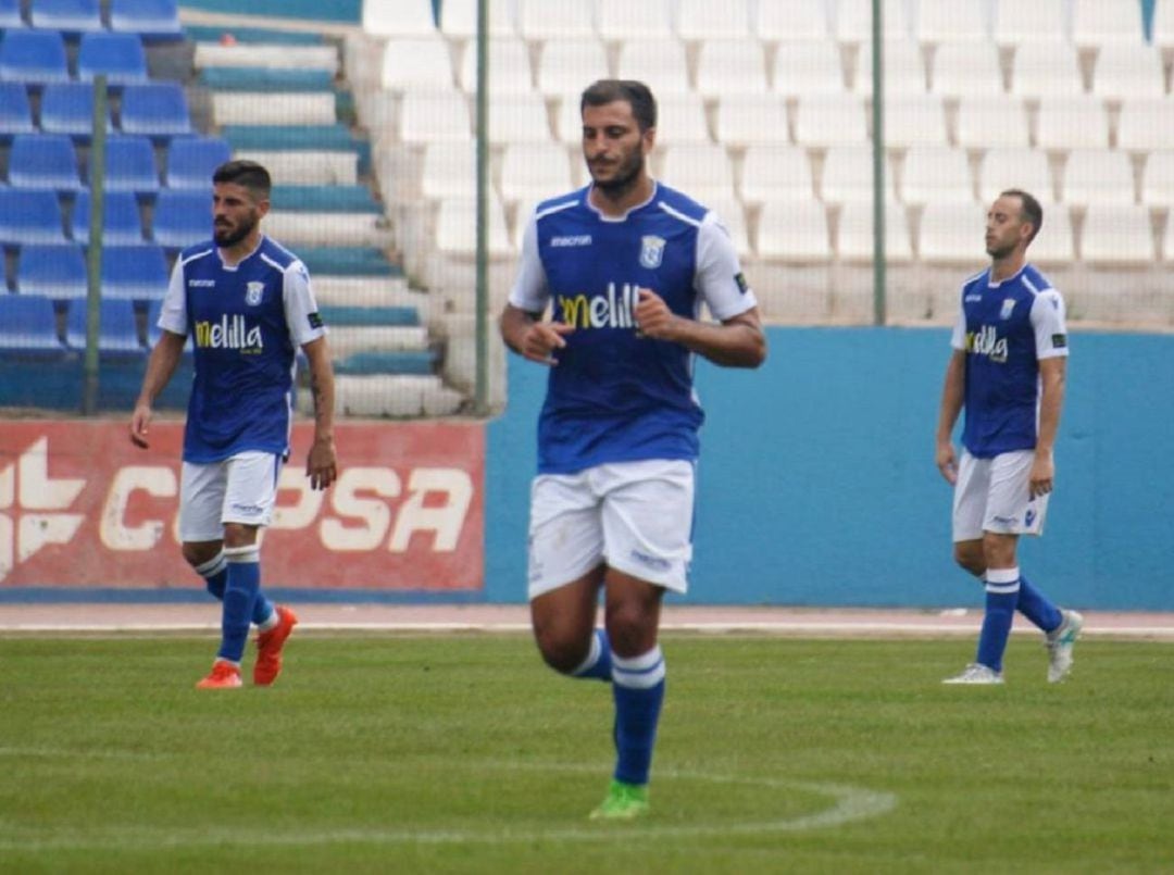 Yacine, en primer plano, en un partido con el Melilla