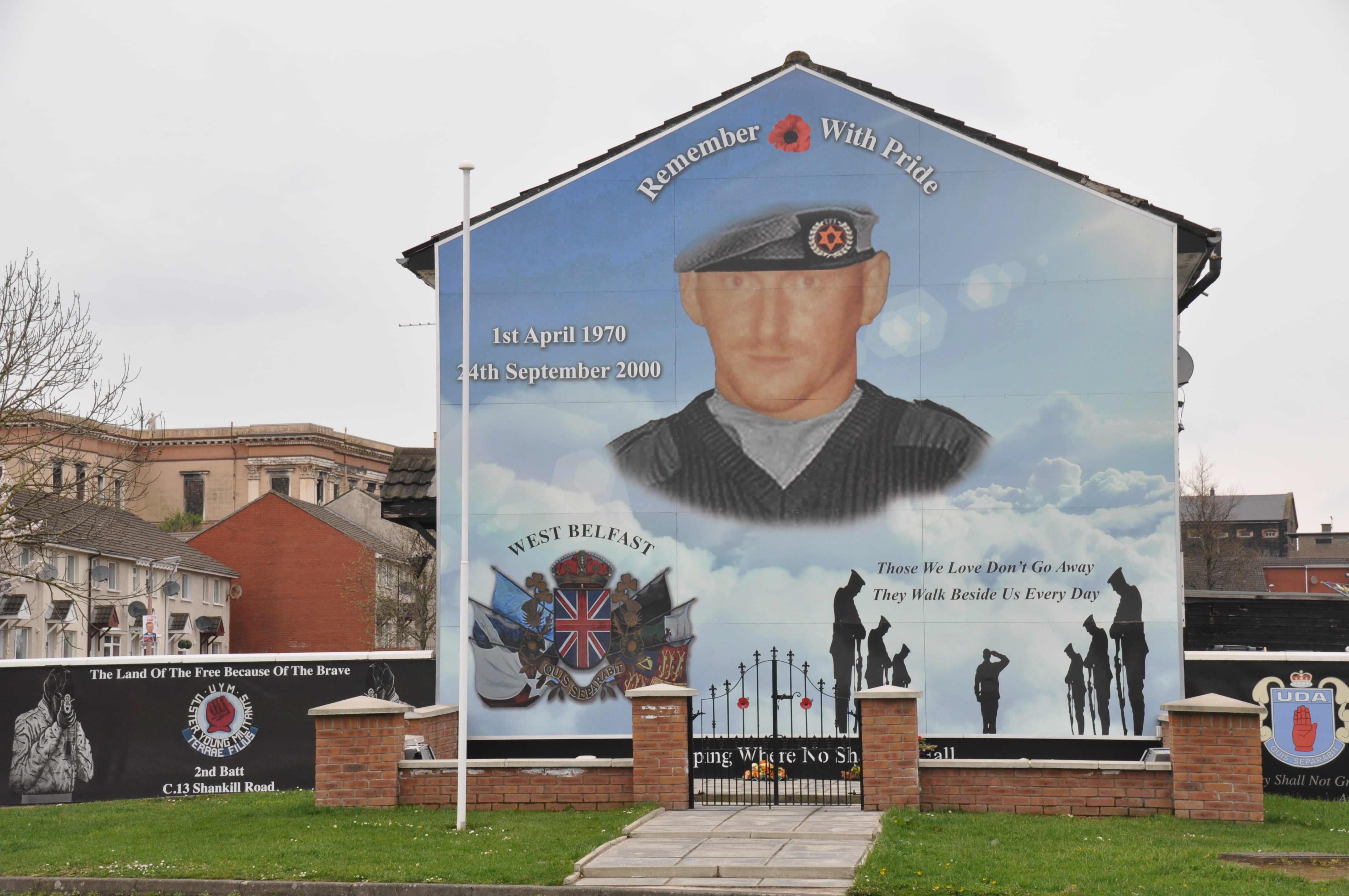 Mural de homenaje a miembros de grupos paramilitares lealistas en Shankhill Road, Belfast