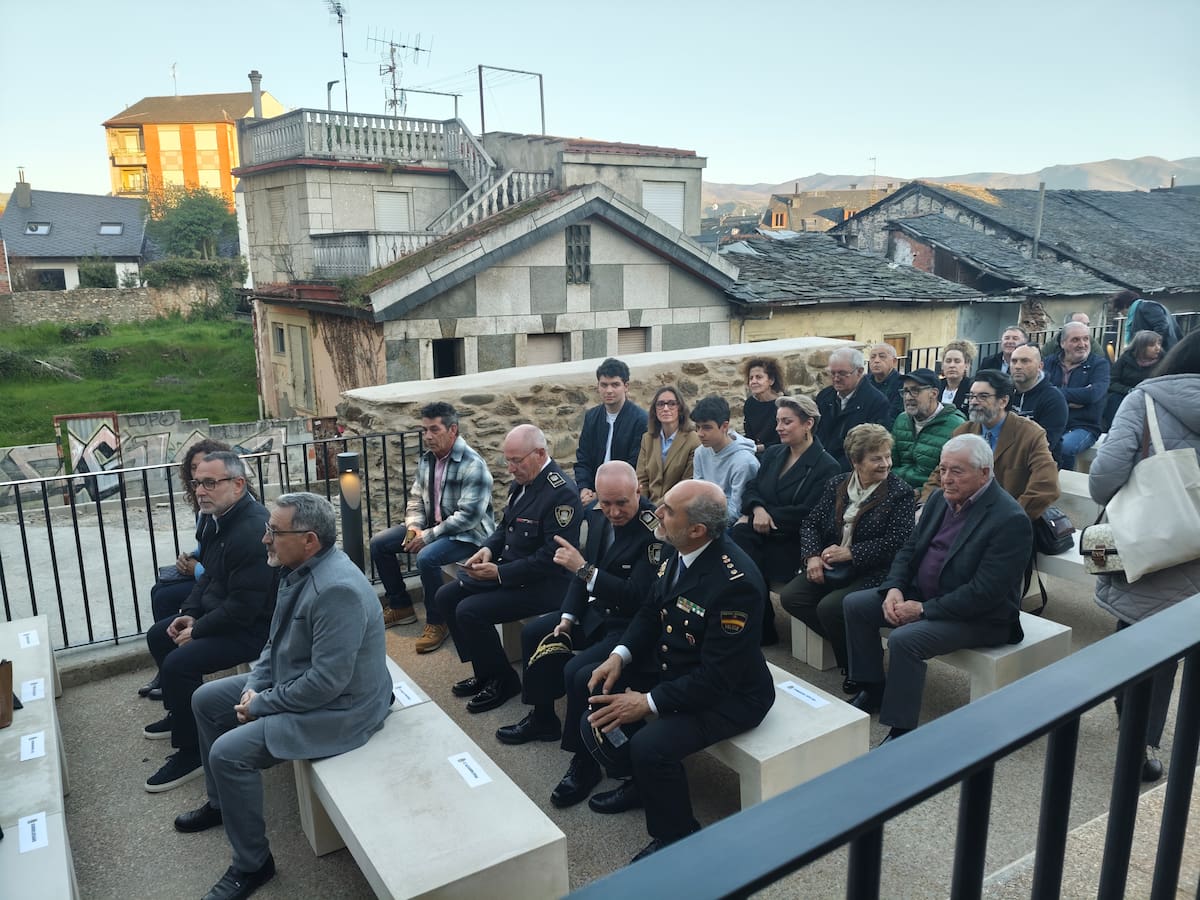 El desaparecido pintor Ángel Ruiz da nombre al ágora del casco antiguo de Ponferrada