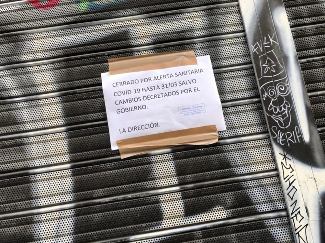 Aviso de cierre en un comercio tras decretar el estado de alarma (archivo)