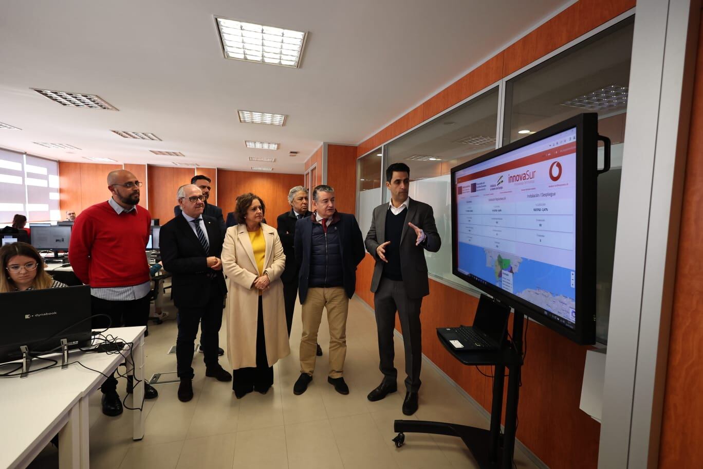 El consejero de la Presidencia, Interior, Diálogo Social y Simplificación Administrativa, Antonio Sanz, y la consejera de Salud y Consumo, Catalina García, en la sede de InnovaSur, con su CEO, Juan José Prieto.