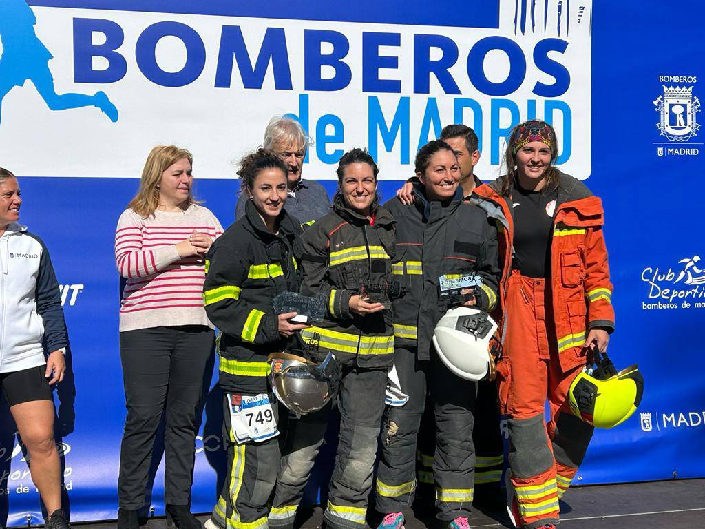 Sofía Bernabeu, junto a sus compañeras, en la competición que ganaron en Madrid.