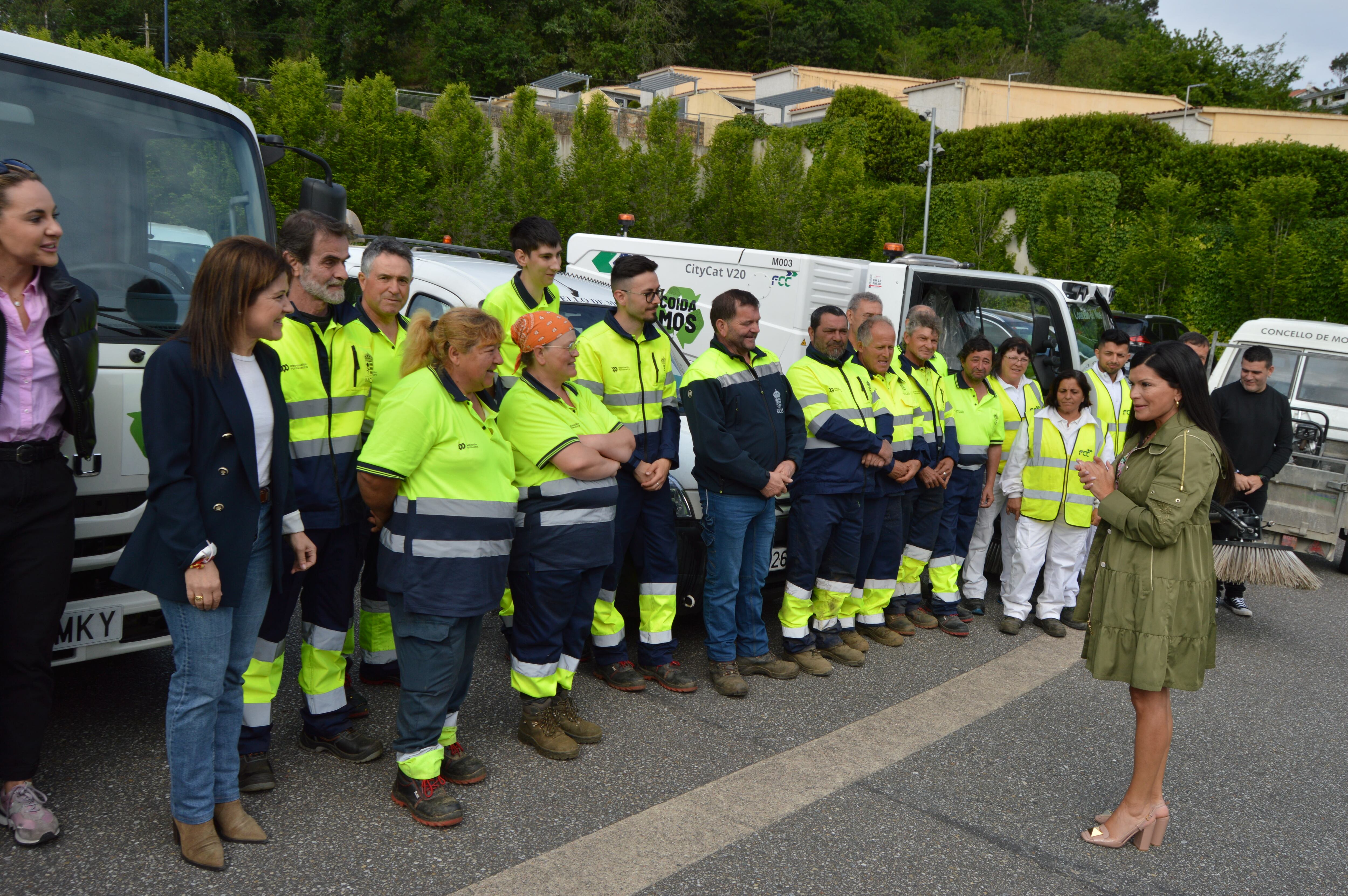 Nidia Arévalo visita al servicio de limpieza viaria del concello de Mos