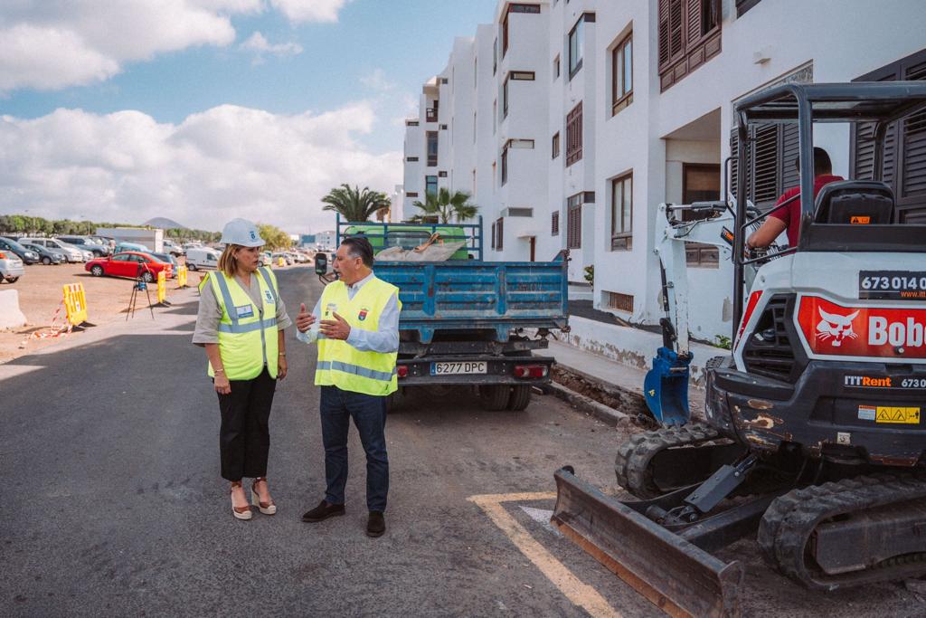 Ástrid Pérez, alcaldesa de Arrecife y Roberto Herbón, concejal de Obras Públicas del Ayuntamiento.
