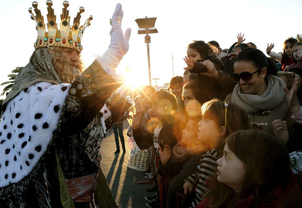 El Rey Gaspar saluda a los miles de niños que aguardaban en el Puerto de València