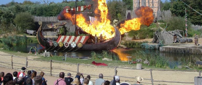 Imagen de uno de los espectáculos de Puy du Fou en su parque de Nantes, en Francia