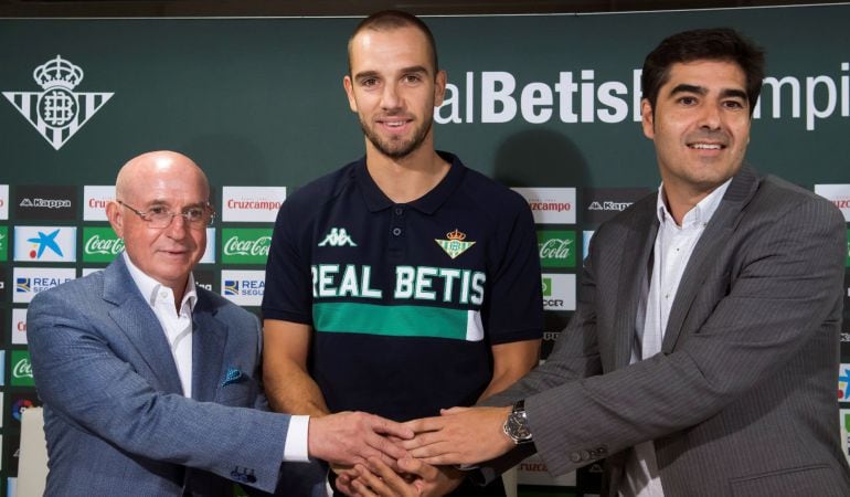 GRAF4074. SEVILLA (ESPAÑA).- El exguardameta del Espanyol, Pau López (c), durante su presentación en el Real Betis, acompañado por el director deportivo, Lorenzo Serra Ferrer (i) y el presidente del club, Ángel Haro (d). EFE Raúl Caro.