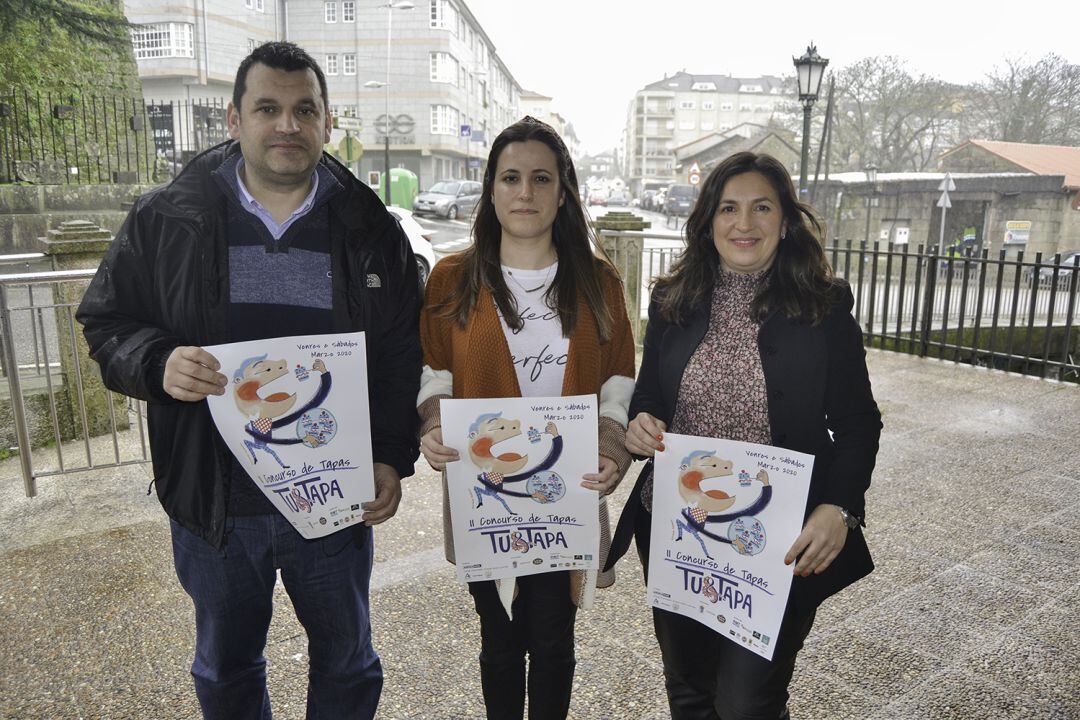 Ismael Diz, concejal de Servizos Sociais de Tui; Andrea Costa, presidenta de la Asociación Arrianos, y Ana Núñez, concejala de Comercio. 