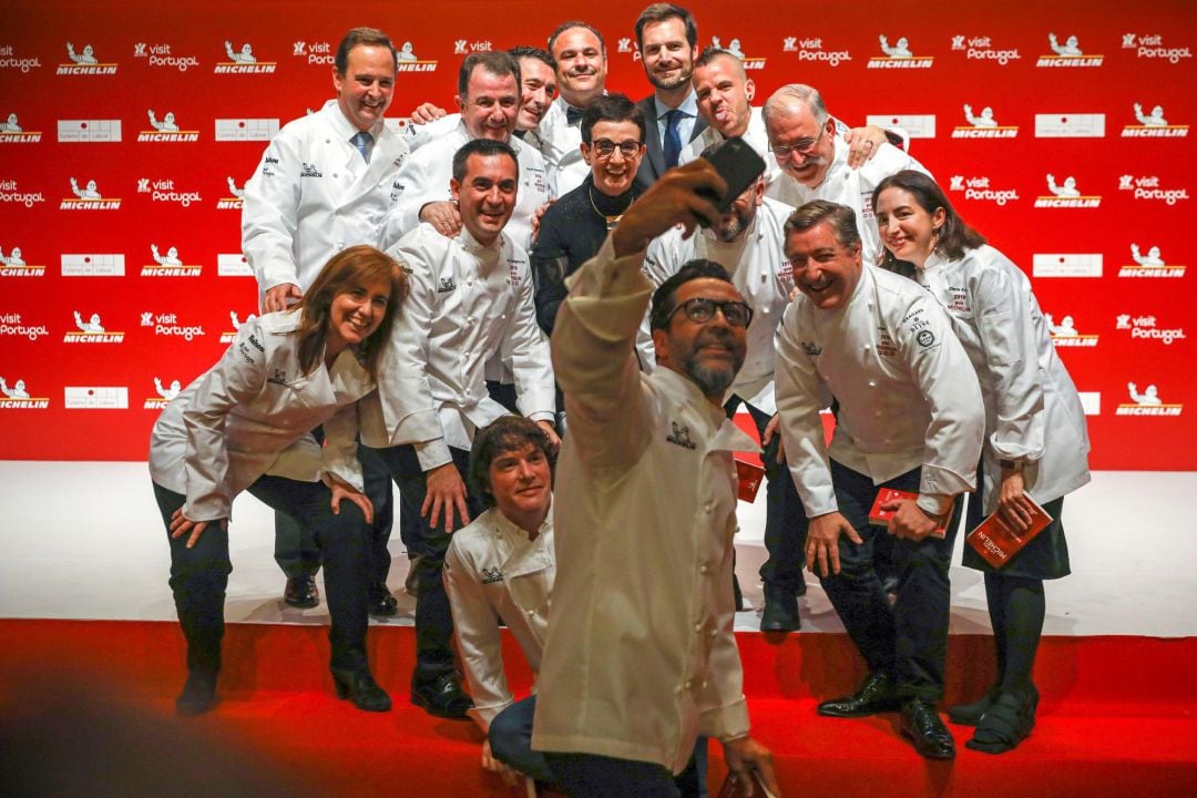 Varios de los cocineros galardonados posan para una foto durante la presentación de la Guía Michelin España & Portugal 2019 celebrada esta noche en Lisboa. EFE JOSÉ SENA GOULÃO