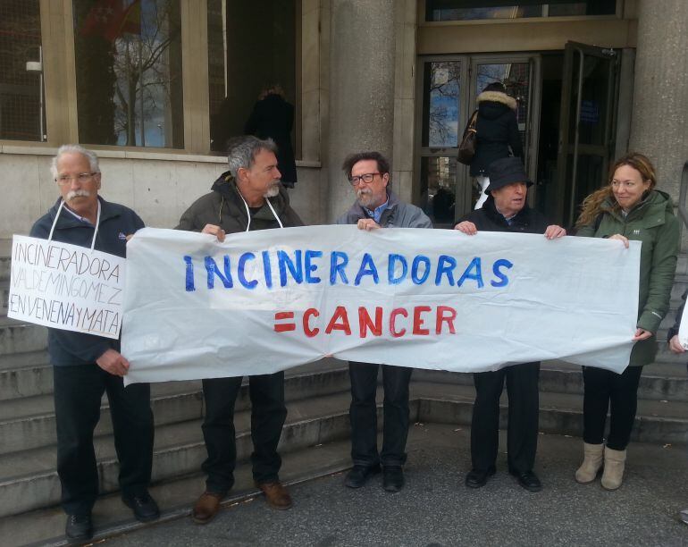 Afectados por la incineradora de Valdemingómez esta mañana en los juzgados de Plaza de Castilla