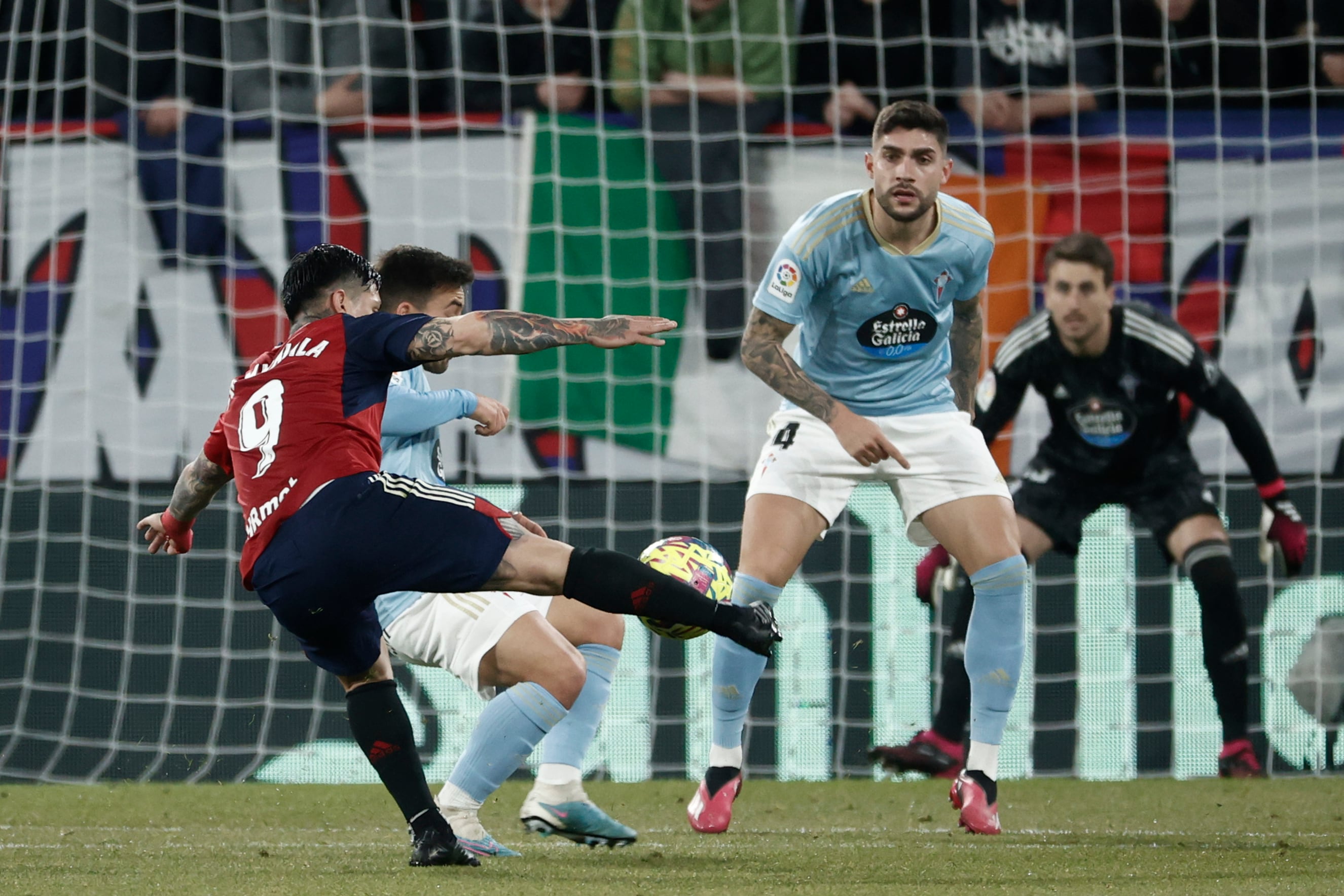 PAMPLONA, 03/03/2023.- El delantero de Osasuna Chimy Ávila (i) chuta ante Unia Núñez (d), del Celta, durante el partido de Liga en Primera División que CA Osasuna y Celta de Vigo disputan este lunes en el estadio de El Sadar, en Pamplona. EFE/Jesús Diges
