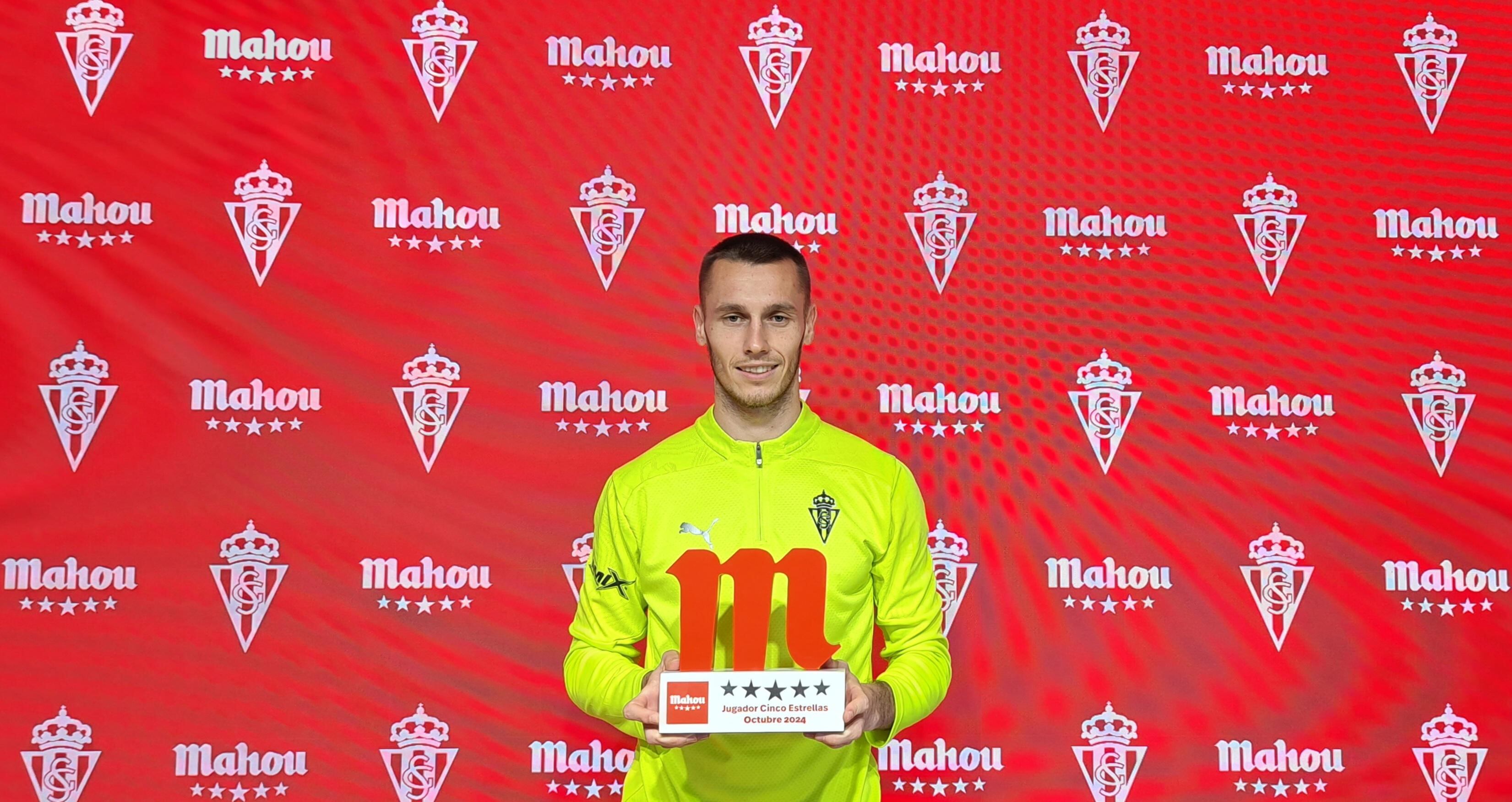 Jonathan Dubasin recoge su trofeo como Jugador Cinco Estrellas del Sporting del mes de octubre.