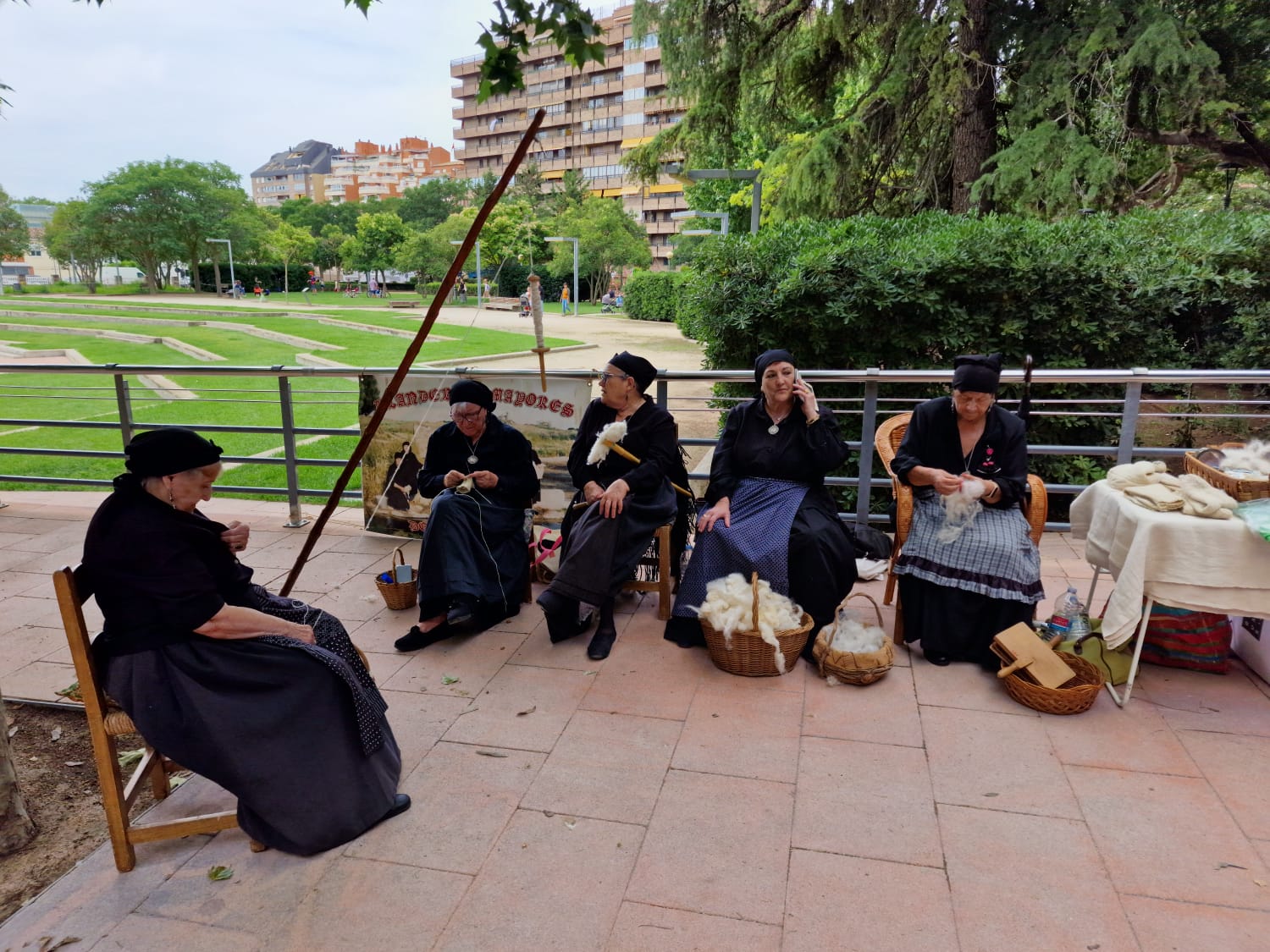 Las hilanderas de Almudévar no podían faltar en una feria de Artesanía