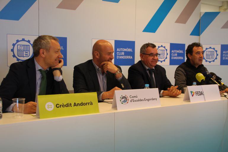 n moment de la presentació de la cinquena Jornada de Mobilitat Elèctrica, amb el director de màrqueting de Crèdit Andorrà, Joan Ramon Mas; el cònsol menor d'Escaldes-Engordany, Marc Calvet; el director general de FEDA, Albert Moles, i el secretari general