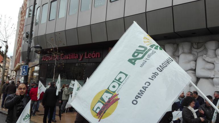 Protesta de Alianza por la Unidad del Campo frente al edificio de la Junta de Castilla y León