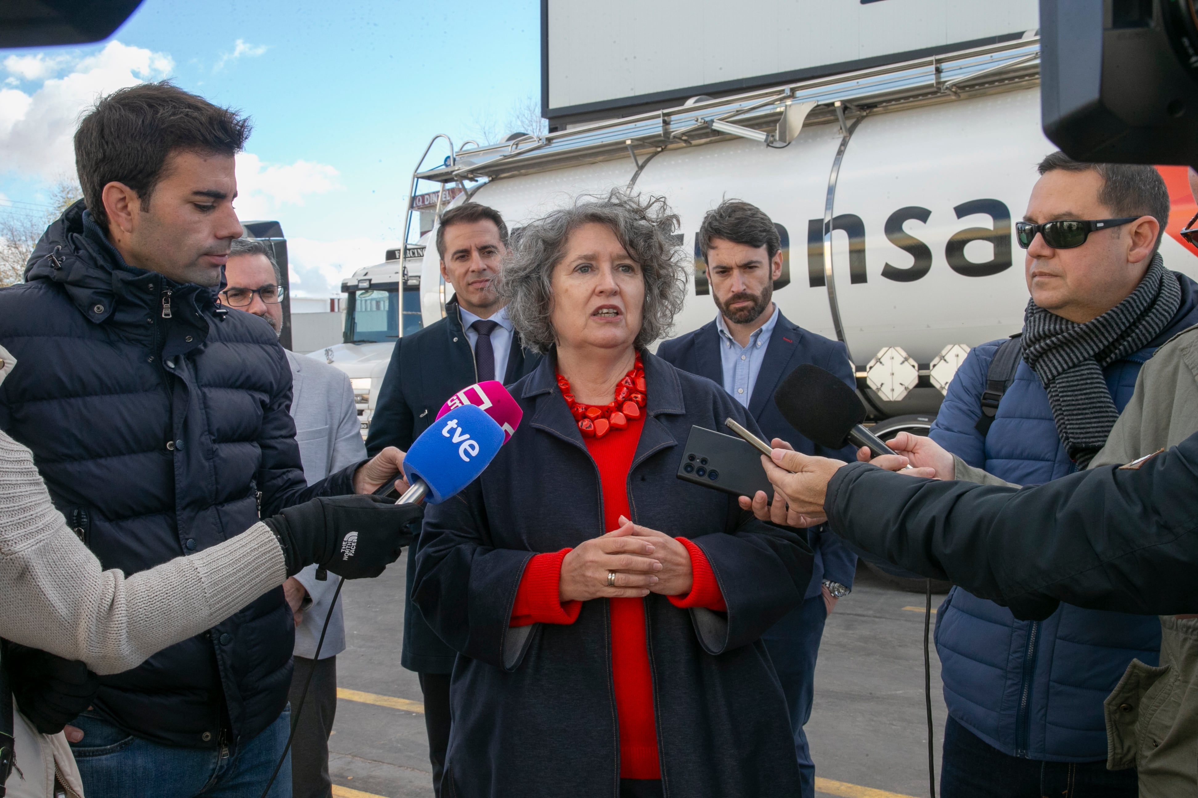 La consejera de Desarrollo Sostenible, Mercedes Gómez, durante su visita a Pedro Muñoz