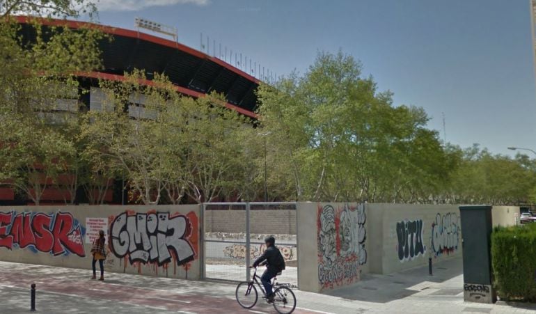 Imagen reciente del solar de la Avenida de Aragón con el estadio de Mestalla al fondo