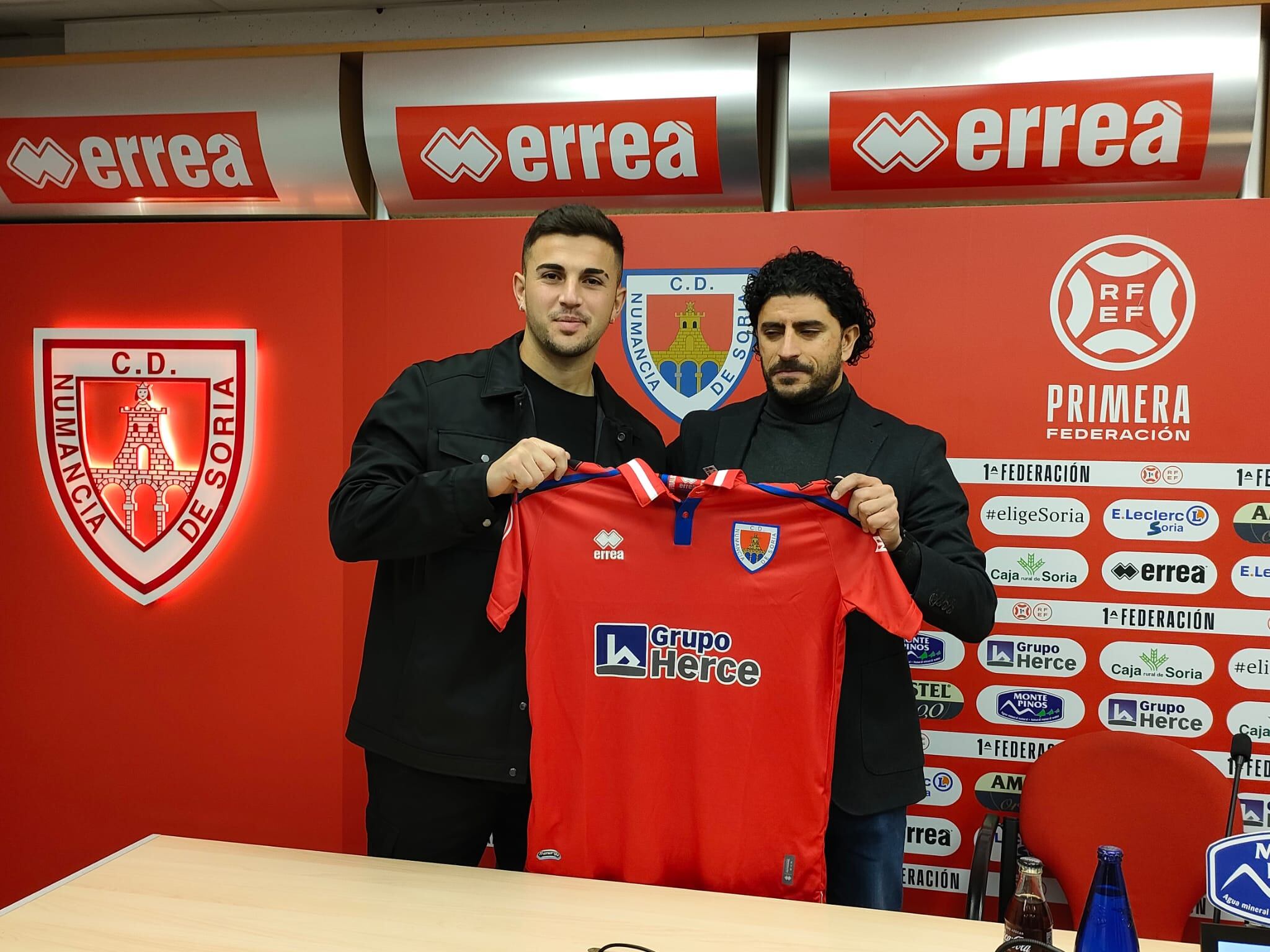 Zarzana, junto al director deportivo Rubén Andrés, posa con la camiseta del Numancia.