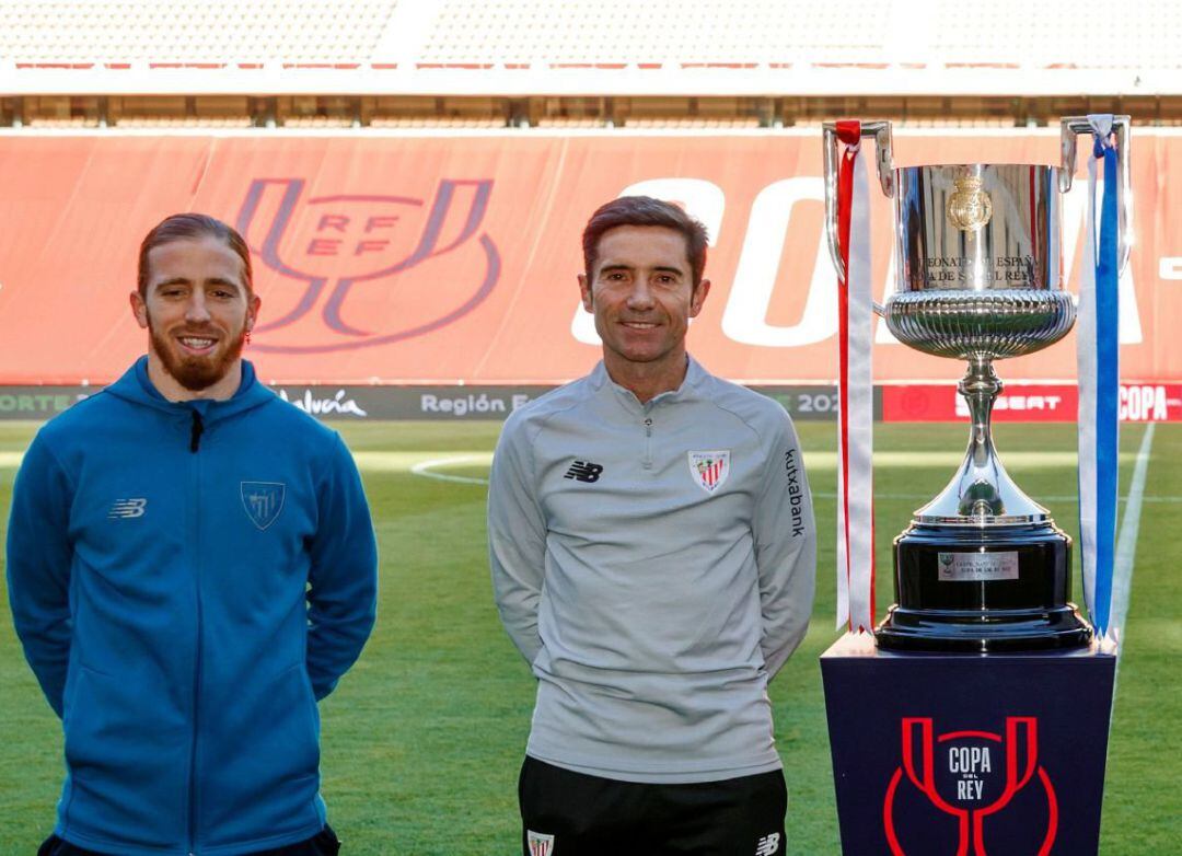 l entrenador del Athletic Club, Marcelino García Toral, y su capitán Iker Muniain (i) junto al entrenador de Real Sociedad, Imanol Alguacil (2-d), y su capitán Asier Illarramendi (d) posan ante el trofeo en la jornada previa a la final de la Copa del Rey 