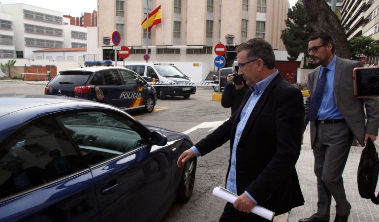 El primer tinent d'alcalde de Viladecans entrant al cotxe. 