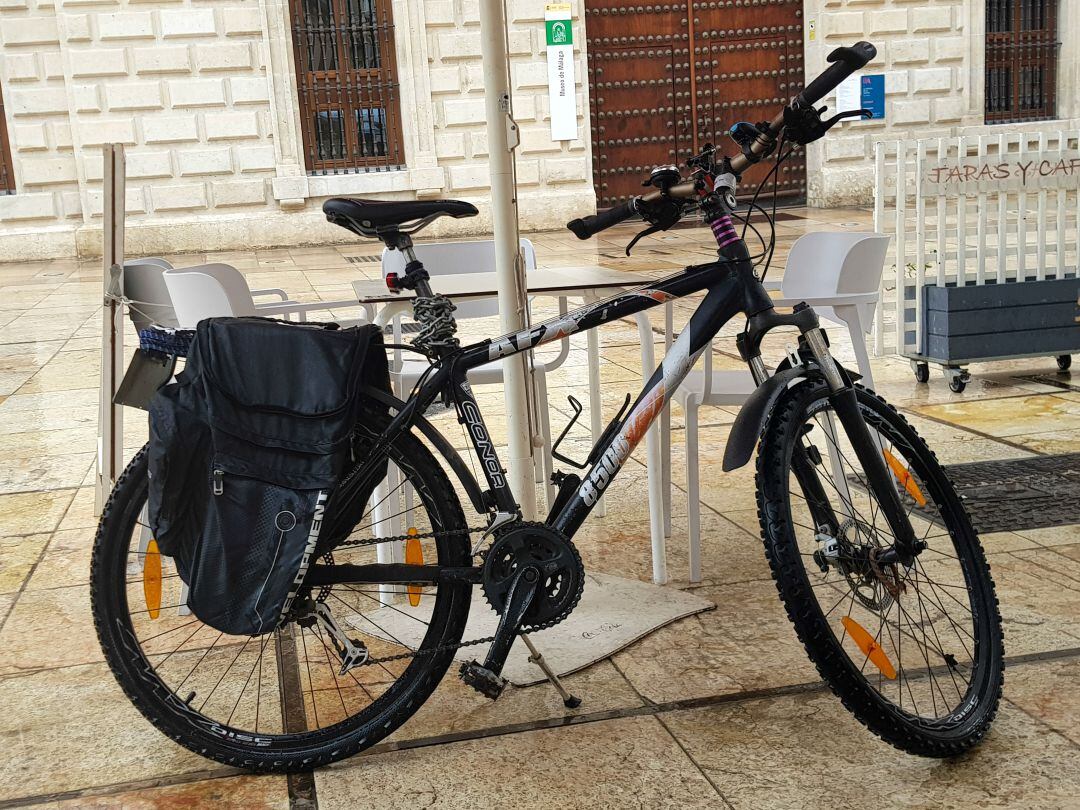 Bicicleta en la calle Alcazabilla de Málaga