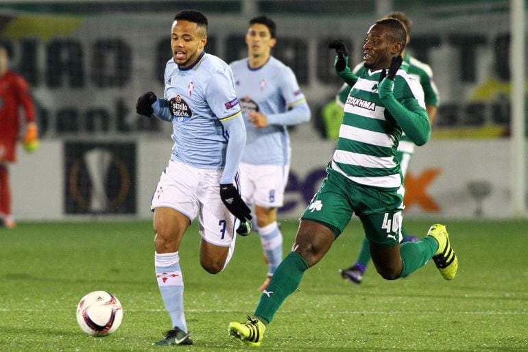 Bongonda conduce un balón ante el Panathinaikos