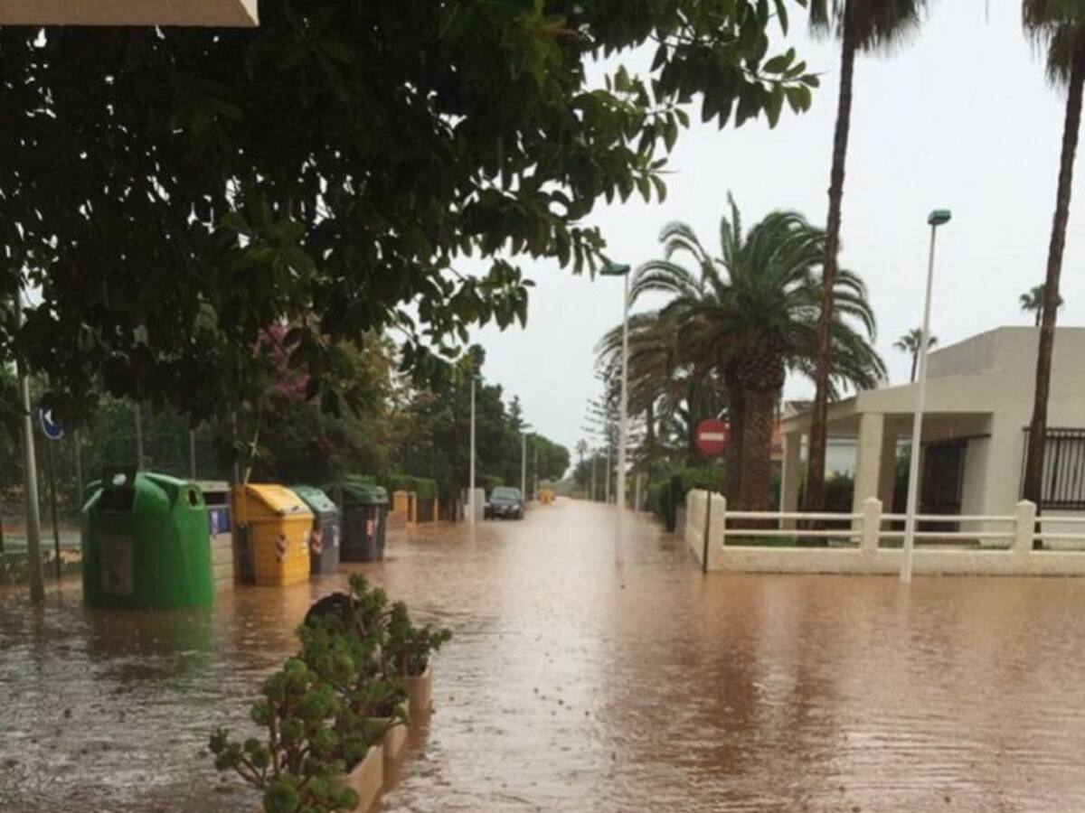 Vecinos y comerciantes de Mar de Cristal cansados de inundaciones cada vez que llueve