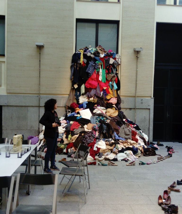 Un montón de ropa reciclada