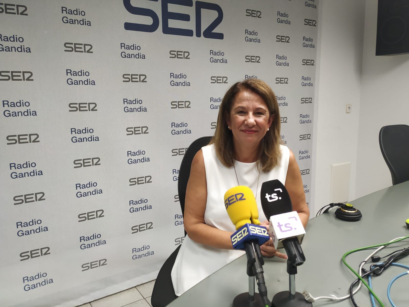 Rosa Andrés, gerente del Departamento de Salud de Gandia, en los estudios del Grupo Radio Gandia.