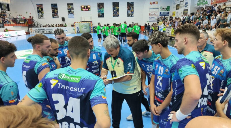 Paco Bustos dando instrucciones a los suyos.