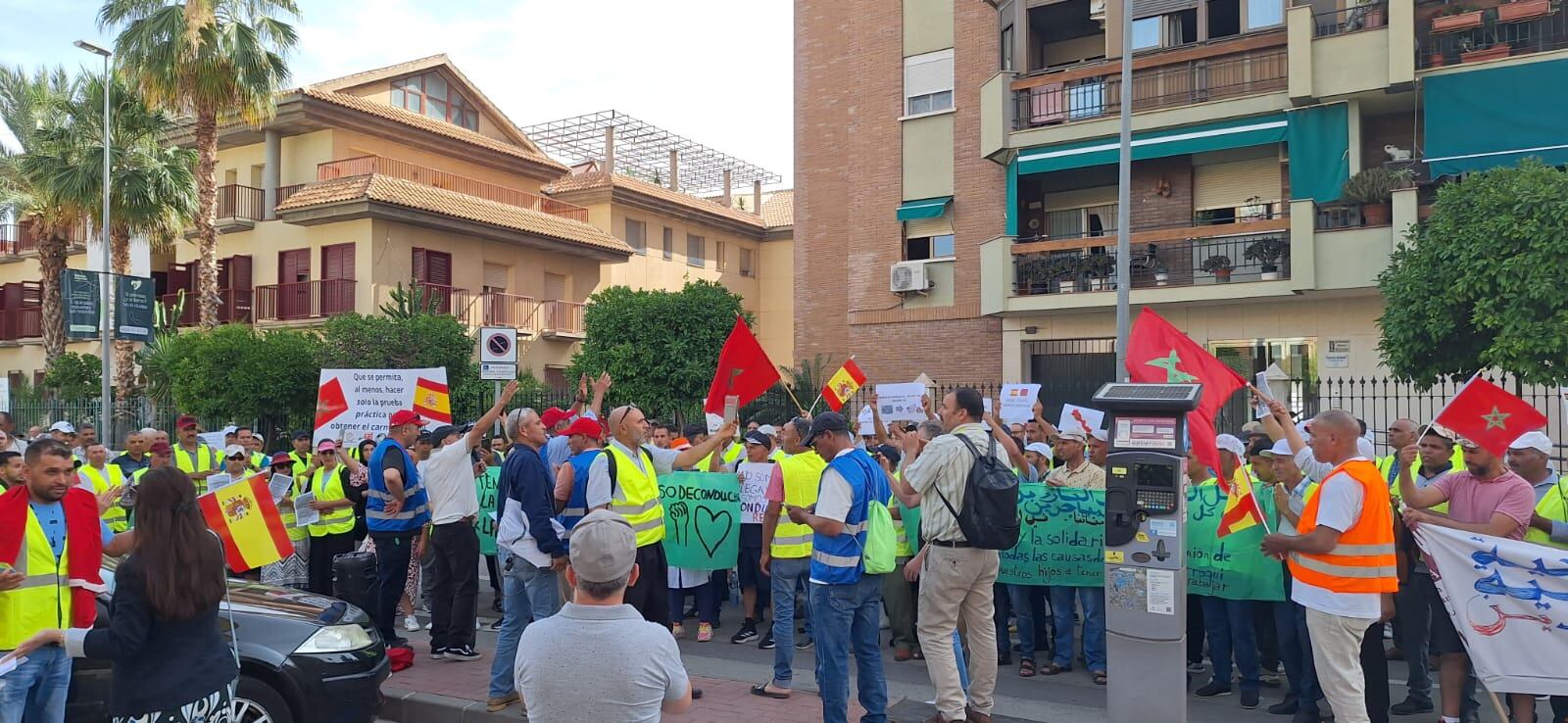 Manifestación La Voz Marroquí frente a la DGT