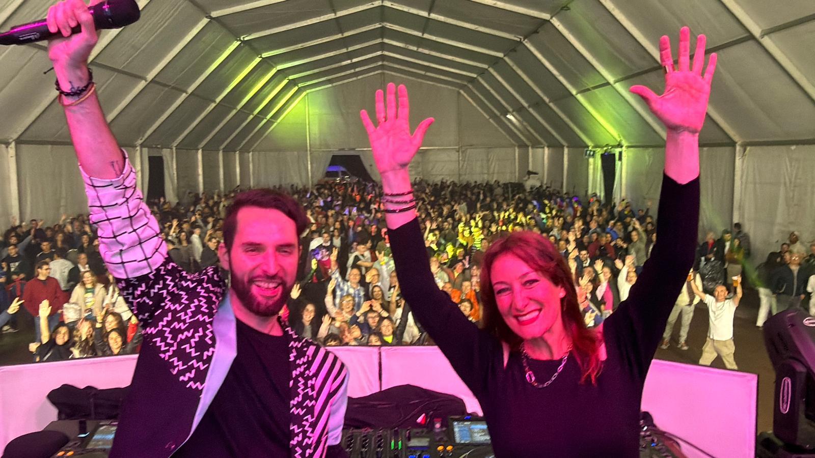 Calahorra ha disfrutado de la Fiesta Ochentera de Los 40 Classic de la mano de los DJ Jorge Sánchez y Mónica Ordóñez.