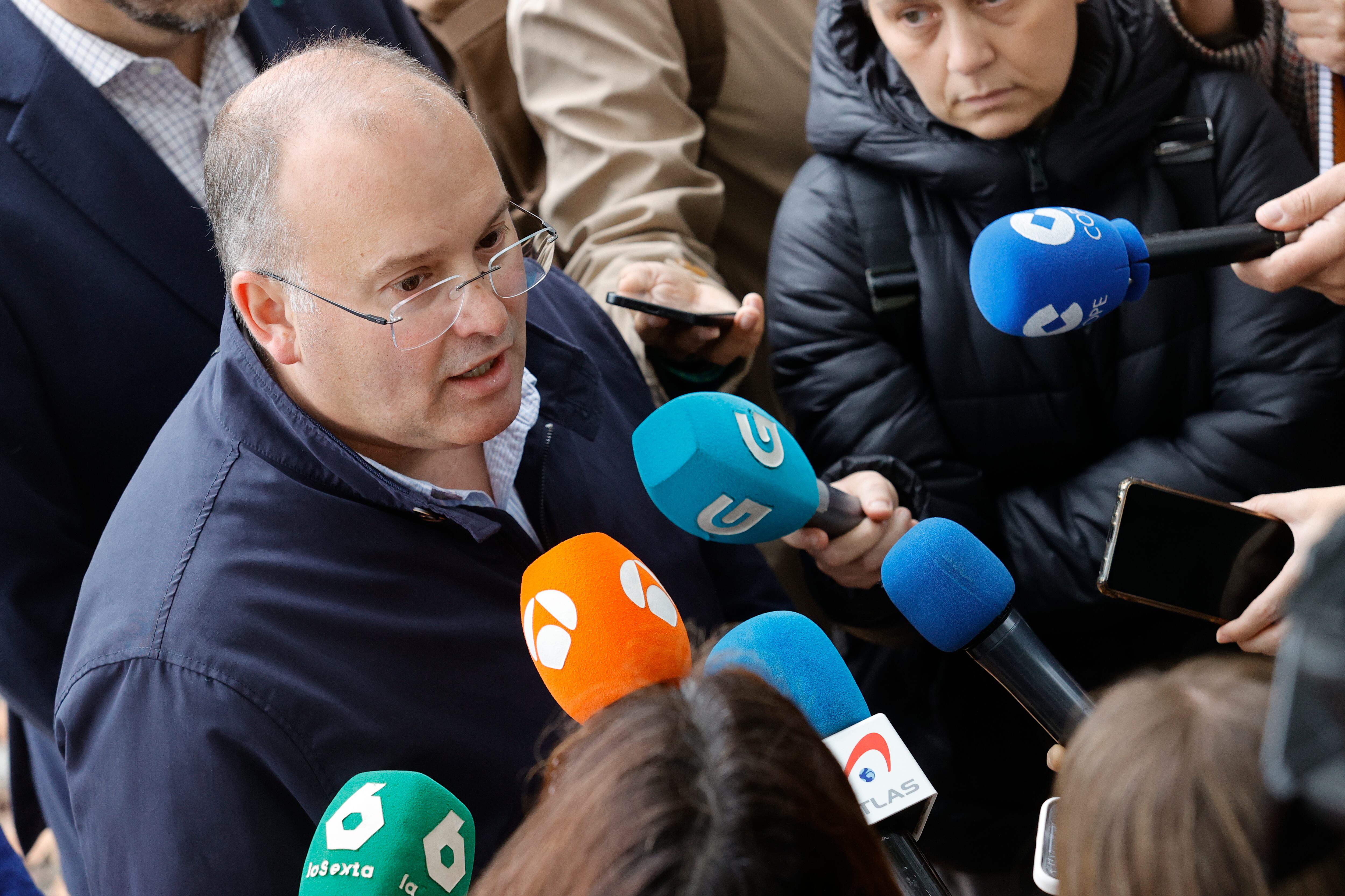 FERROL, 9/11/2024.- El portavoz del PP en el Congreso de los Diputados, Miguel Tellado, atiende a los medios de comunicación tras presentar este sábado una iniciativa, a debatir en las Cortes y encaminada a que la alta velocidad ferroviaria llegue a Ferrol y Lugo, en un acto en la estación de tren de Ferrol. EFE/Kiko Delgado.