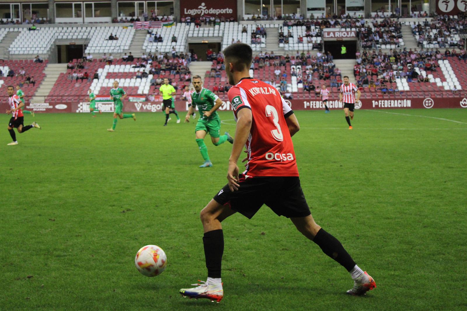 Mikel Kortazar conduce el balón durante una acción de la primera mitad / UD Logroñés