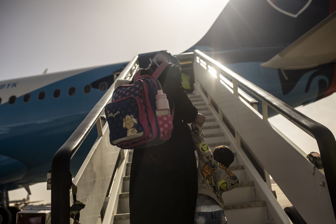 Aterrizan en Zaragoza trece menores de Gaza para ser tratados de cáncer en España