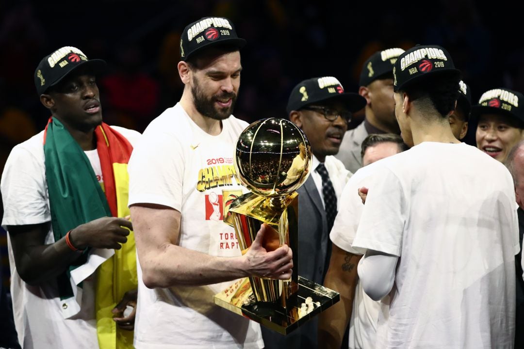 Marc Gasol con el trofeo de campeón de la NBA.