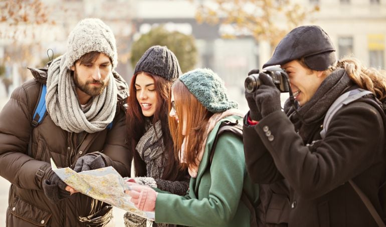 Un grupo de jóvenes turistas