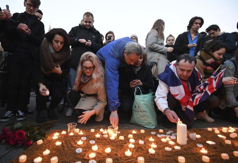 Cientos de ciudadanos participan en una vigilia en la Plaza Trafalgar en Londres, Reino Unido, hoy 23 de marzo de 2017